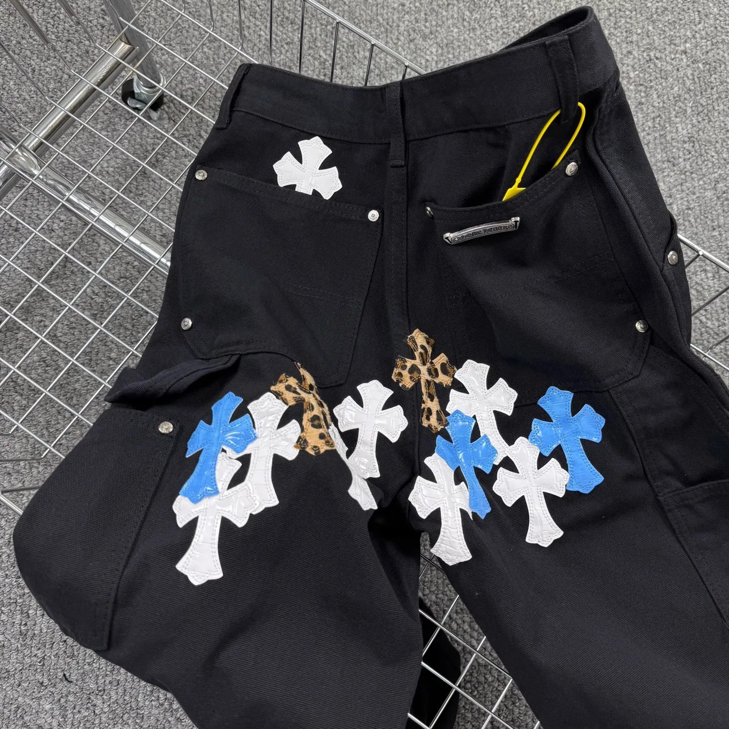 P290 model number: H860 chrome hearts Top Cow King F&F Limited to relatives and friends 1of1 Carhartt base version Jeans Three-dimensional version Loose and comfortable, not picky about body shape Look taller and slimmer Factory Seiko Original quality control Same style for men and women Can be matched with couples Versatile recommendation Must-have jeans for all seasons Hipsters have been disappointed From the quality selection of fabrics, the tailoring of details, and the matching of patterns are impeccable! The upper body is so handsome when worn...it can be easily worn by men, women and children! The craftsmanship is made of heavy-duty washed pure cotton denim fabric. After washing, it is soft and thick and looks very stylish when worn. Size: 28, 30, 32, 34, 36 (S-XXL) Color: black